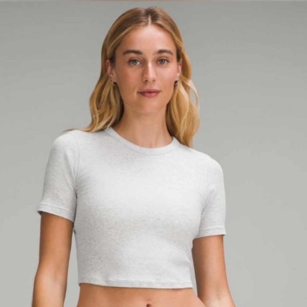 Lululemon hold tight straight hem cropped tshirt